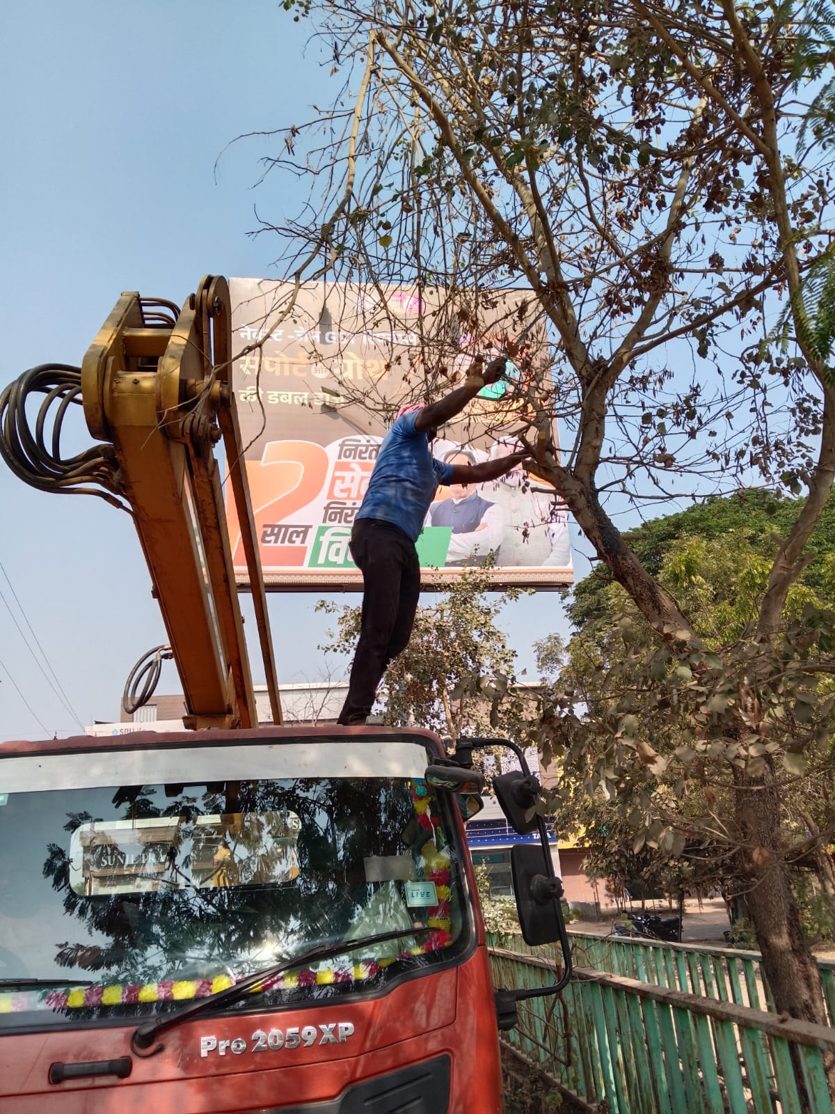 kshititech सक्ती: बस स्टैंड मार्ग से हटाए गए कटीले पेड़, यात्रियों और राहगीरों ने ली राहत